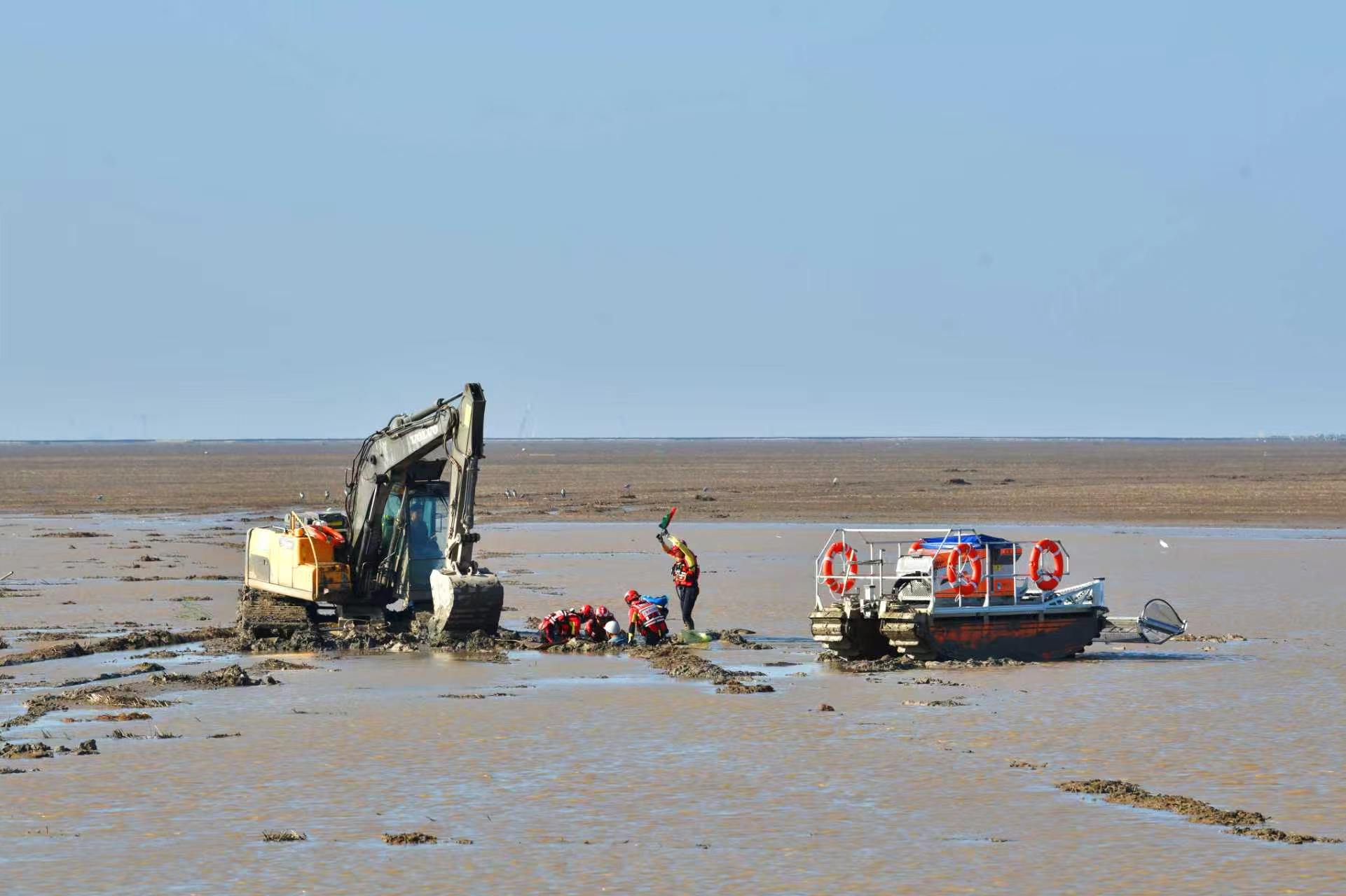 Strengthening Emergency Preparedness for Coastal Safety｜Our Company Participates in 2026 Pudong Mudflat Rescue Drill